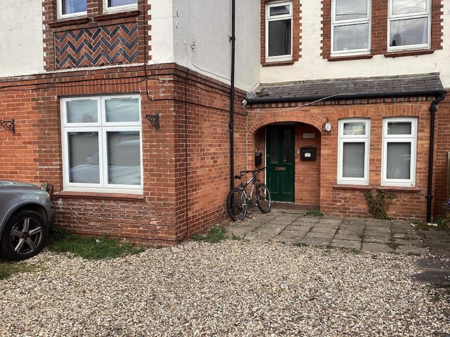 Two Bedroom, Off-Road Parking Ludgershall  Eksteriør bilde